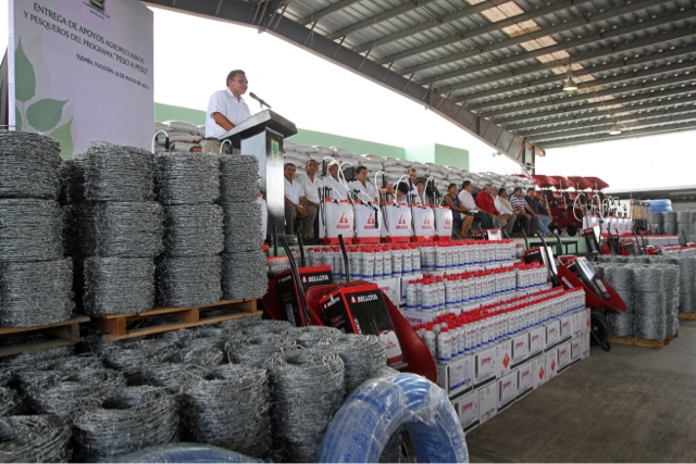 El Gobernador entrega apoyos a productores agropecuarios y pesqueros.