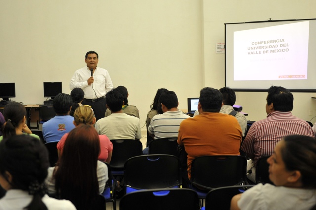 Ofrecen conferencia sobre liderazgo a alumnos de la UVM