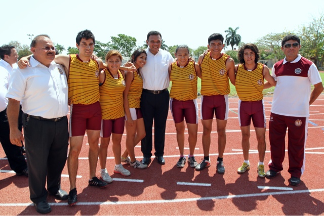 El Gobernador entregó la pista de atletismo del Tec de Mérida,