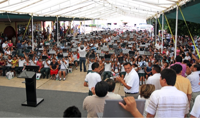 Más de 400 estudiantes del Sur del Estado reciben computadoras de
Bienestar Digital.