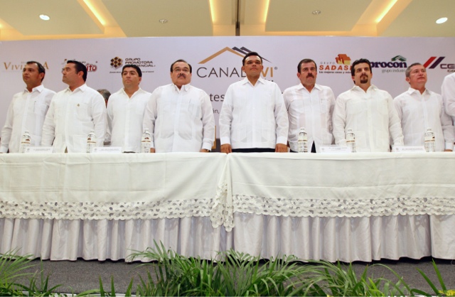 El Gobernador Zapata Bello tomó protesta a la directiva de la CANADEVI
Yucatán 2013- 2015