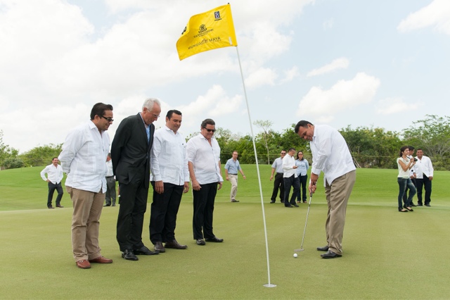 El gobernador realizó el tiro inaugural del Mundo Maya Open 2013.