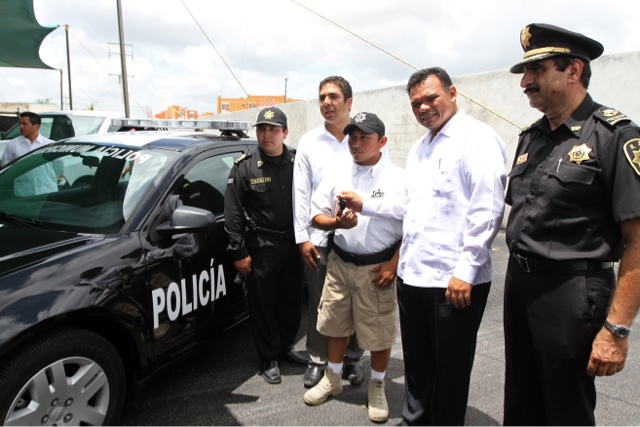 El Gobernador Rolando Zapata entrega patrullas nuevas al Ayuntamiento
del puerto.