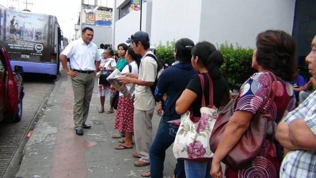 Realiza Rolando Zapata recorrido por paraderos de autobuses del
transporte público