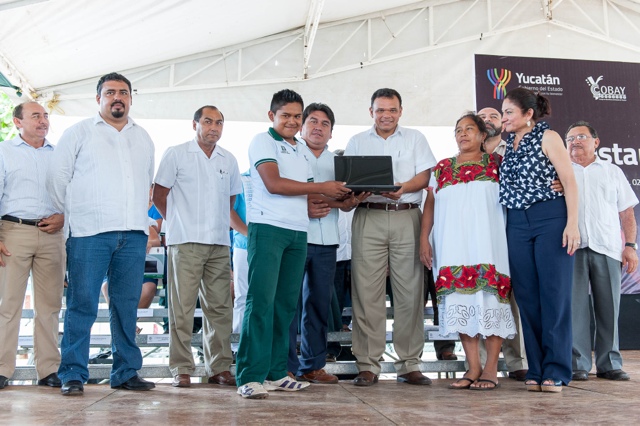 Entrega el Gobernador computadoras portátiles a estudiantes de nueve
municipios.