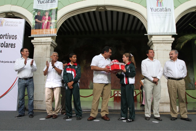 Abanderan a la selección yucateca que participará en los sextos Juegos
Deportivos Nacionales