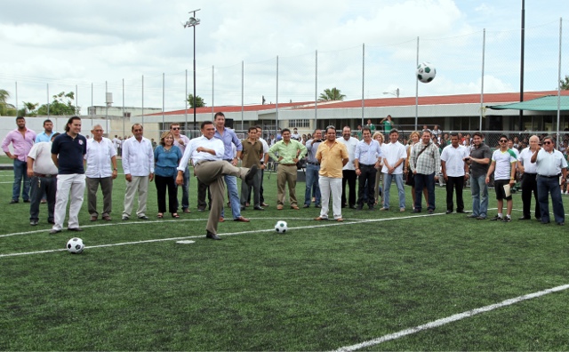 Inauguran cancha profesional de fútbol 7 en el Conalep