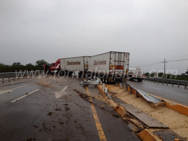 Cierre de la carretera a Campeche por choque de titanes