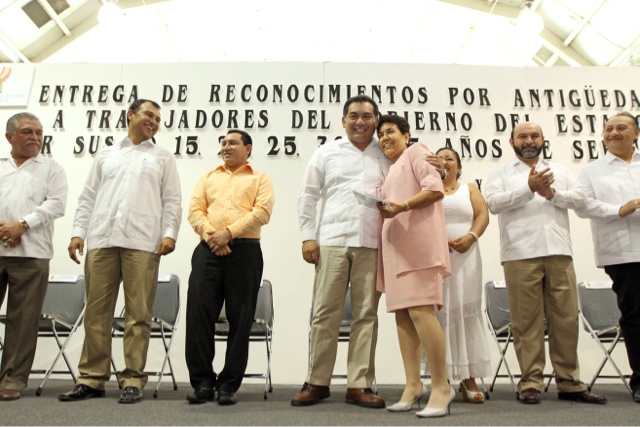 Reciben trabajadores del gobierno estatal estímulos por más de siete
millones de pesos.