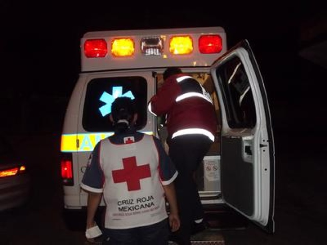 Le cae en la cabeza un block de cemento desde una torre y sobrevive