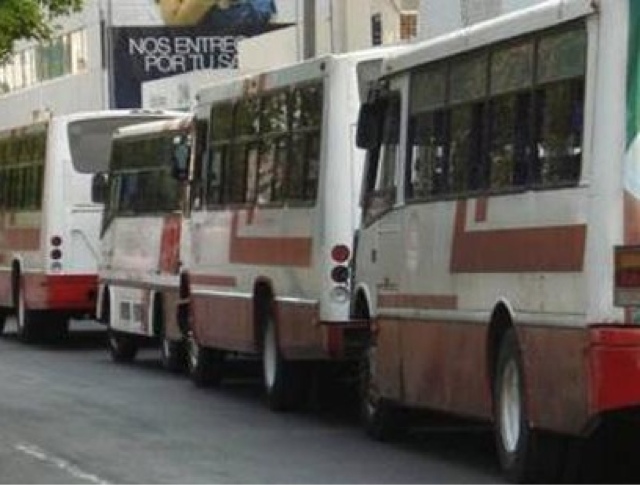 Cuatro camioneros multados por cobrar el pasaje más caro