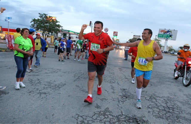 Rolando Zapata participa en el Maratón de la Marina