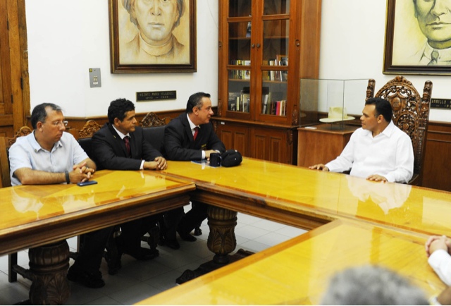 Rotarios visitan al gobernador del Estado