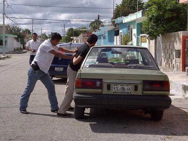 Investigarán a "guaruras incómodos" de Renán Barrera