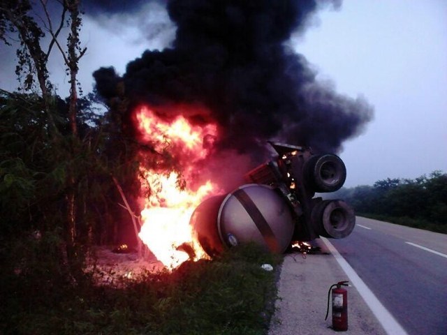 Alarma por incendio de pipa cargada con gasolina en la vía a Cancún