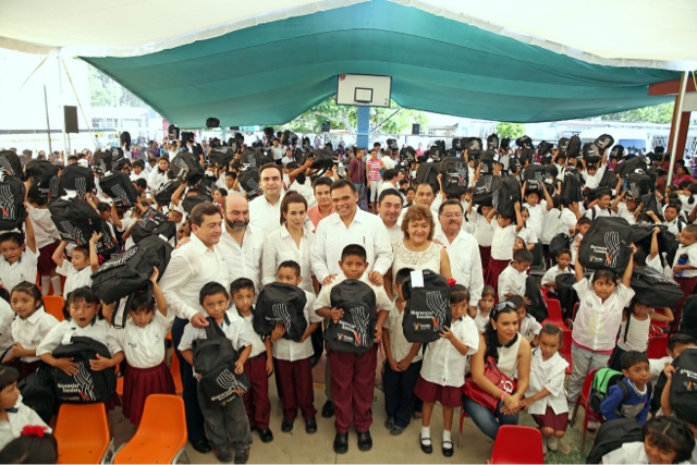 Inicia entrega universal de útiles escolares en Yucatán