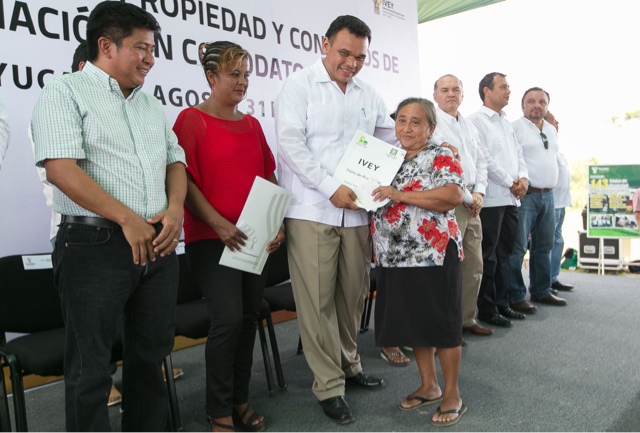 El Gobernador entrega títulos de propiedad a familias de Mérida y
Kanasín.