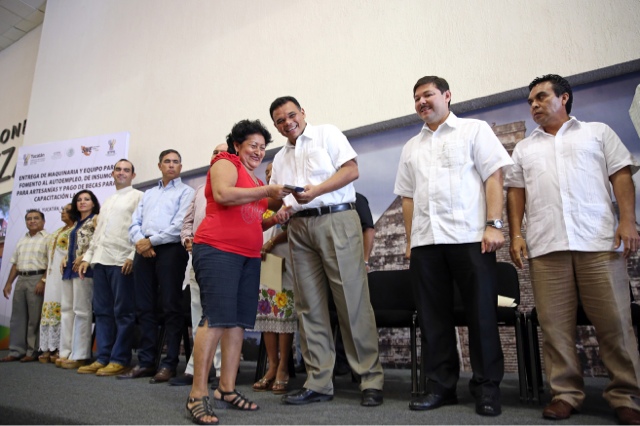 Entrega el Gobernador becas, insumos y constancias de capacitación
laboral.