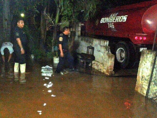 Evacuan predios inundados por la lluvia en el interior del Estado