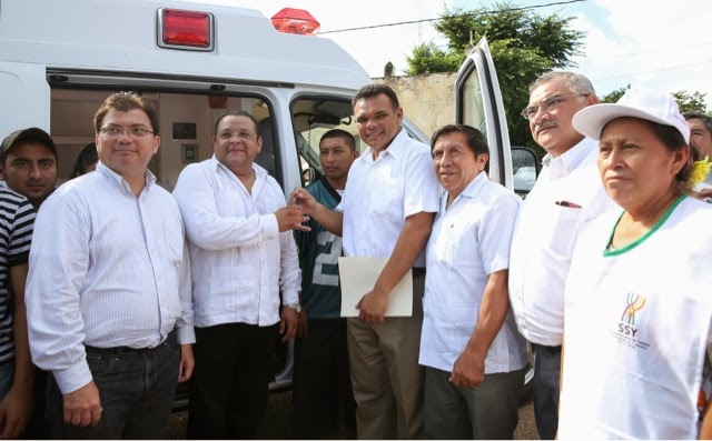 Rolando Zapata Bello inaugura Centros de Salud en comisarías de Peto y
Tekax