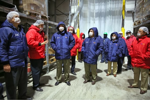 El Gobernador visita la planta del Grupo Gal, líder de transporte y
almacenaje.