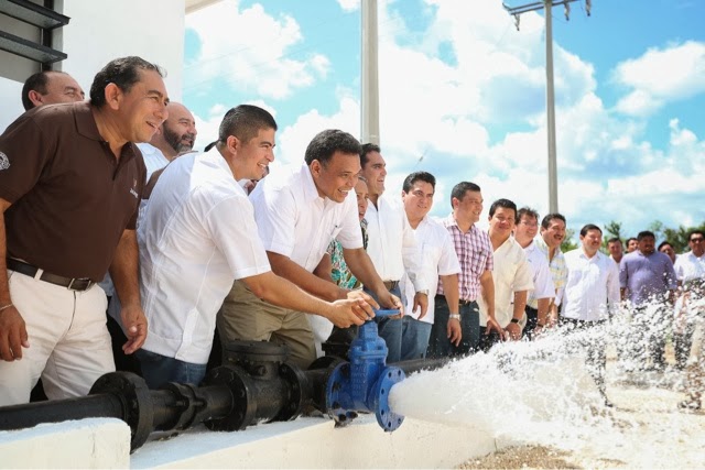 El Gobernador supervisó red de agua potable y electricidad en Texán de
Palomeque y Susulá