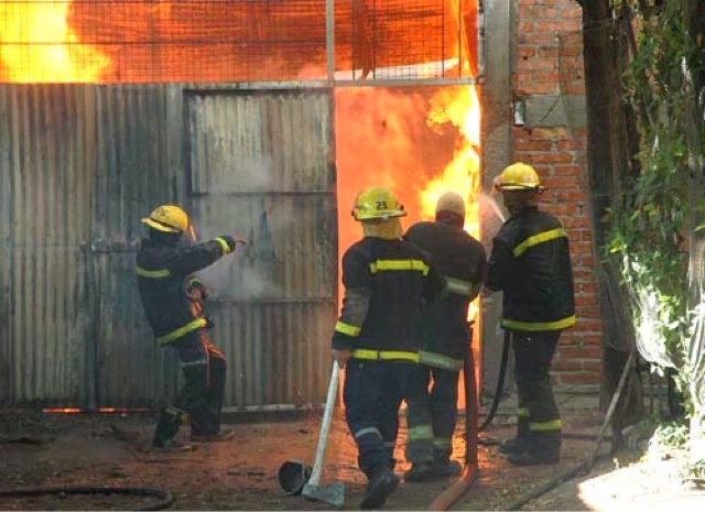 Otro voraz incendio en Mérida obliga a desalojar varias viviendas