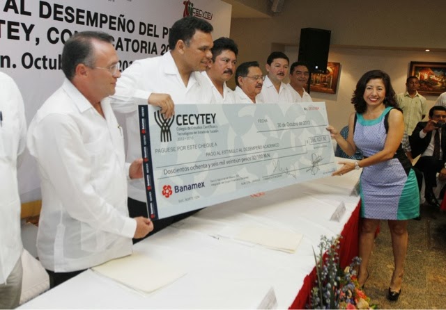 Entregan estímulos por 1.3 millones de pesos a 77 profesores