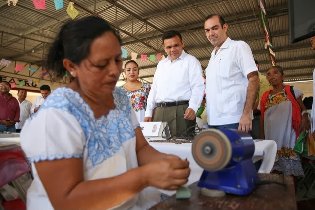 Mujeres del medio rural reciben créditos para negocios