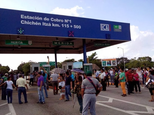 Maestros yucatecos toman la caseta de cobro de la autopista
Mérida-Cancún