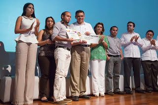 El Gobernador encabezó la entrega de apoyos del programa “Emprender” 2013.