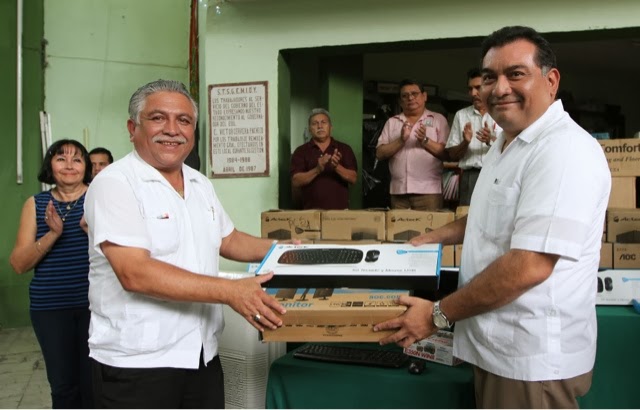 Entregan equipamiento a hijos de servidores públicos