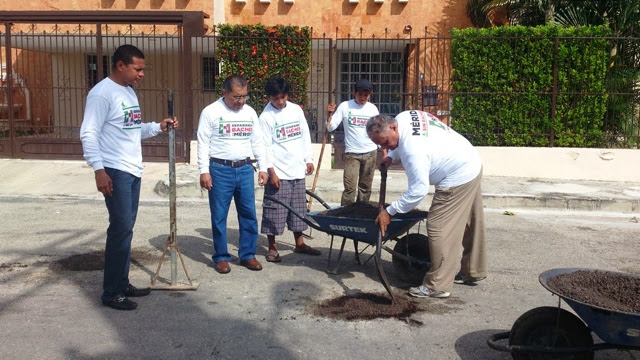 Priístas continúan el bacheo en la ciudad de Mérida