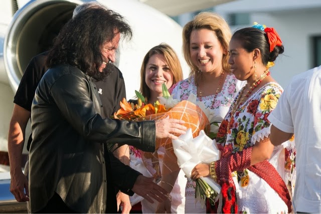 El pianista Yanni arribó para ofrecer concierto en Izamal