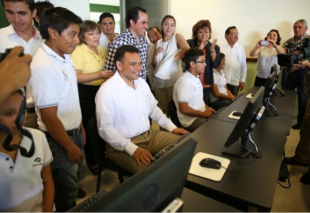 El Gobernador Rolando Zapata Bello entrega becas a 267 estudiantes del
Conalep