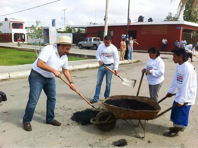 Diputados del PRI realizan labor de bacheo en colonias de Mérida