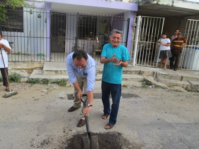 Diputados del PRI realizan labores de bacheo en 13 colonias