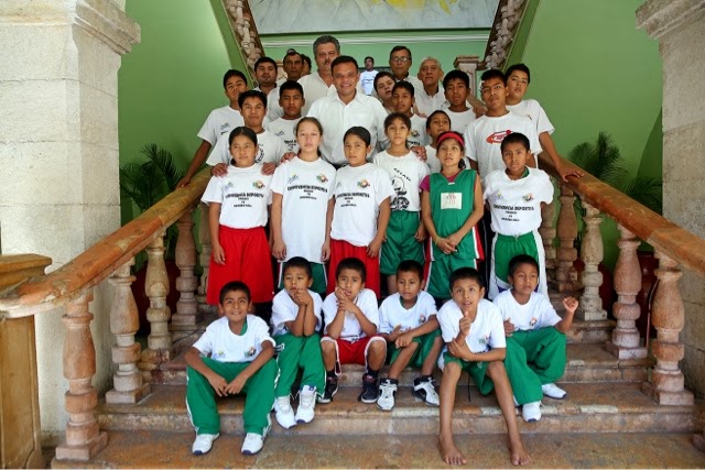 Niños de la etnia triqui de Oaxaca visitan al Gobernador Rolando Zapata
Bello.