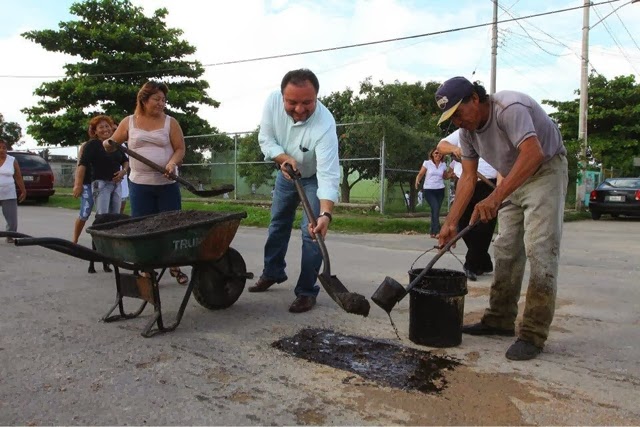 Diputado priísta sale a tapar baches en Mérida