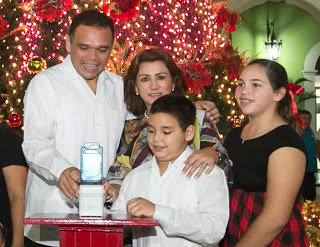 El Gobernador realizó el encendido del tradicional árbol de Navidad.