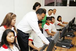 El gobernador inauguró nueva sala de cómputo en la Preparatoria Estatal número 2.