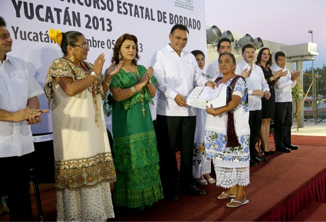 Premian a ganadores del Segundo Concurso Estatal de Bordado