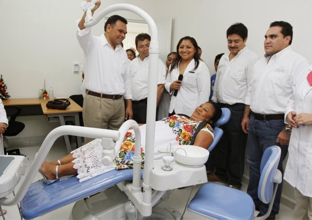 El Gobernador inaugura centro de salud en Teabo