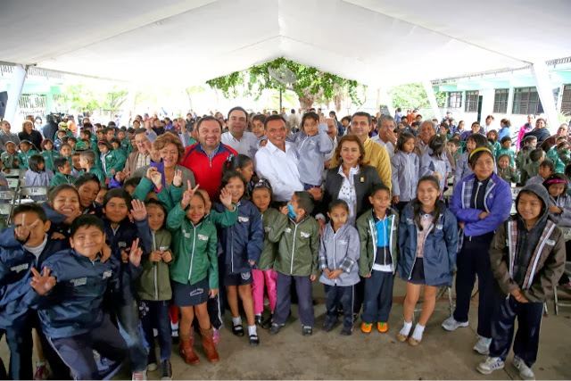 Comienza entrega de chamarras a estudiantes de escuelas públicas