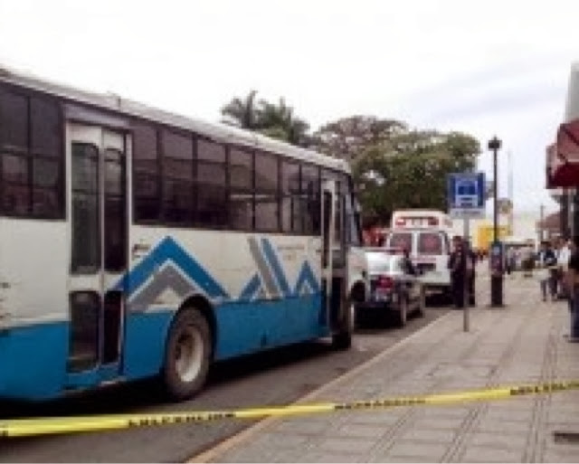 Indigente se ahoga en aguada y camionero muere en su camión