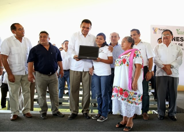 Más de mil estudiantes reciben computadoras del programa Bienestar
Digital