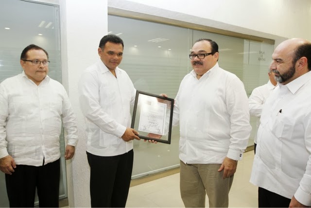 El Gobernador entrega Atlas de Riesgos a municipios del estado.