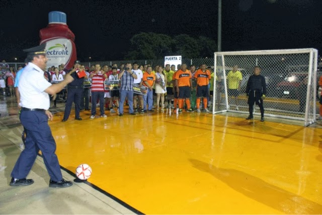 Inauguran torneo de fútbol en el que jugarán policías, militares, y
marinos