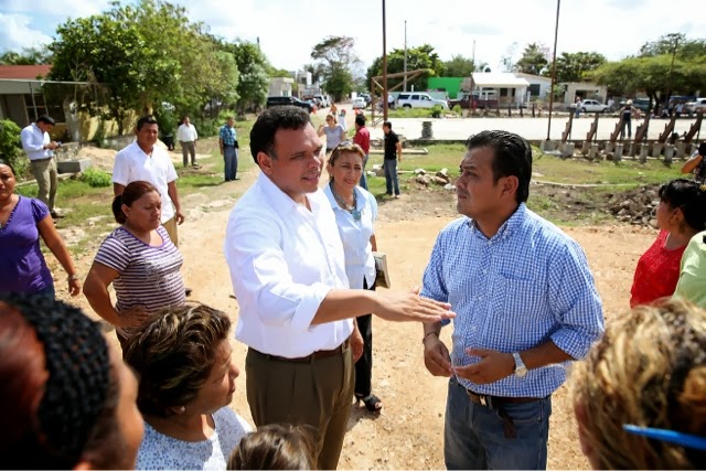 El Gobernador supervisa trabajo de remozamiento del parque de San
Haroldo en Kanasín.