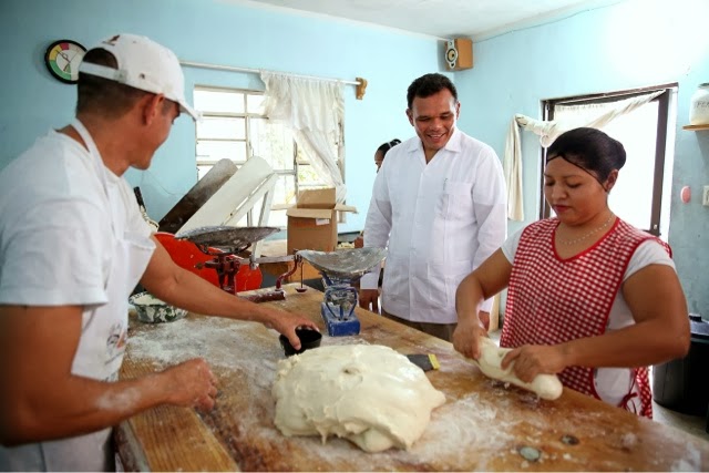 Visita sorpresa del gobernador a una panadería del programa de Fomento
al Autoempleo.